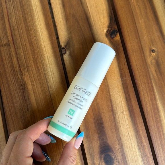 Sanitas Lemon Cream Cleanser - Picture 1 of 3